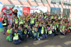 Rund 80 Kinder der Volksschule Bruckhäusl verbrachten einen Schultag am Innsbrucker Hauptbahnhof. Foto: Klimabündnis Tirol