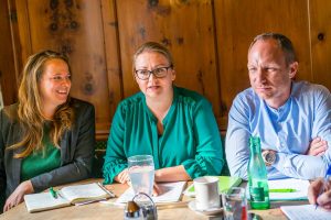 Die neue Grüne Bezirkssprecherin Iris Kahn (Mitte) mit der bisherigen Bezirkssprecherin Nicole Schreyer und LA Georg Kaltschmid. Foto: Sebastian Müller