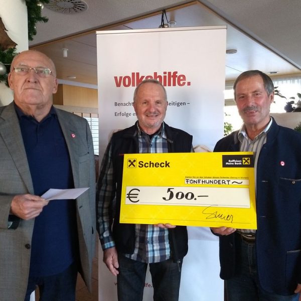 Bei der Spendenübergabe v.l. Peter Valeruz, Hans Schwaiger und Johannes Lanner. Foto: Volkshilfe Tirol