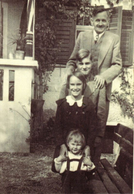 Das letzte Familienfoto von Michael mit seinen drei Kindern aus der Ehe mit Rosa: Luis (geb. 1923, gefallen 1944 in Lettland), Lia und Silvio. Foto: Unterguggenberger Institut Archiv