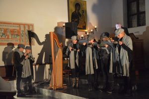 Singspiel "Stille Nacht - vom Friedenslied zum Kaufhaushit" der Academia Vocalis 2018 in der Holzmeisterkirche Bruckhäusl. Foto: Veronika Spielbichler