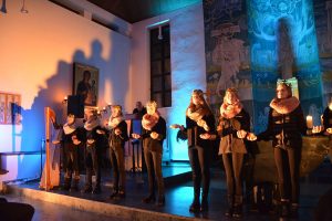 Singspiel "Stille Nacht - vom Friedenslied zum Kaufhaushit" der Academia Vocalis 2018 in der Holzmeisterkirche Bruckhäusl. Foto: Veronika Spielbichler