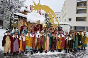 Nach dem Dreikönigs-Gottesdienst am 6.1.2019 in Wörgl versammelten sich zahlreiche „kleine Könige“ im Kirchhof fürs Gruppenfoto. Foto: Heinz Werlberger