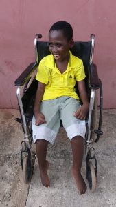Im April 2018 saß Eric noch im Rollstuhl. Foto: Cerwenka/Grenzenlos helfen