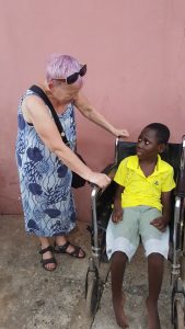 Elisabeth Cerwenka mit Eric bei ihrem Ghana-Aufenthalt im April 2018. Foto: Grenzenlos helfen