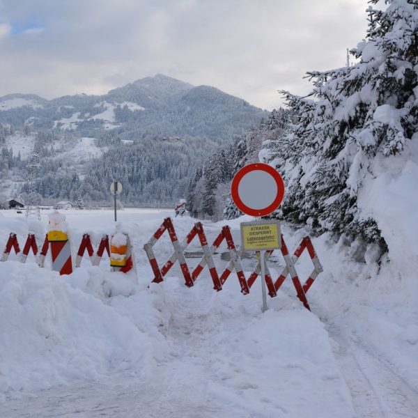 Straßensperre in Wörgl Weiler-Haus aufgrund der Schneesituation im Jänner 2019. Foto: Veronika Spielbichler