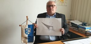 Bürgermeister Josef Haaser mit der Skizze der abgelehnten Stahlröhre zur Sanierung des Inn-Radweges. Foto: Gemeinde Angath