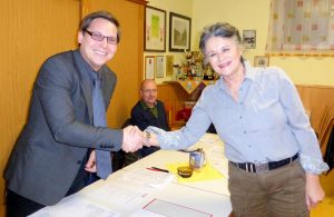 Wörgls Bürgermeisterin Hedi Wechner gratuliert dem einstimmig wiedergewählten SPÖ-Vorsitzenden Christian Kovacevic. (Bild: © Florian Haun)