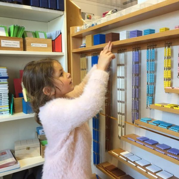 Das Montessorihaus Wörgl bietet ab Herbst 2019 neben der Schule auch Kinderbetreuung in der neuen Kinderkrippe sowie einem Kindergarten an. Foto: Montessorihaus Wörgl