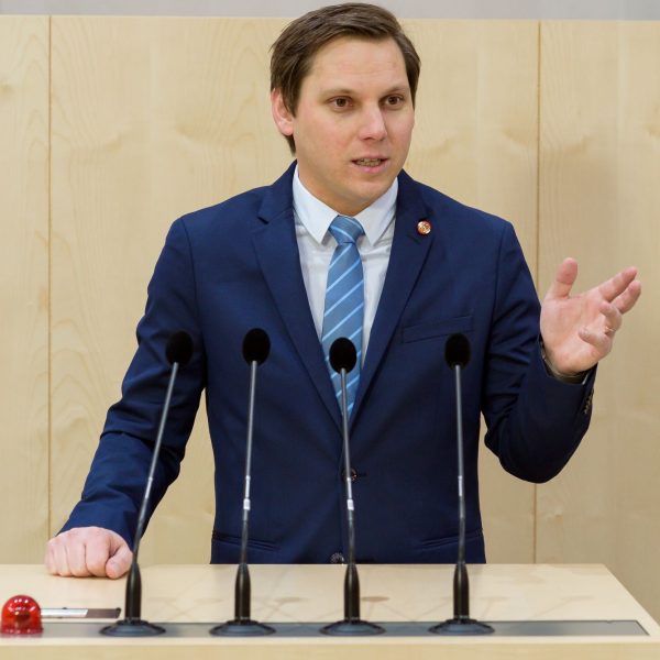 Wörgls NR Christian Kovacevic kritisiert die Karfreitags-Lösung der Bundesregierung. Foto: Parlamentsdirektion