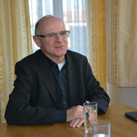 Pfarrer Theo Mairhofer am 1. April 2019. Foto: Veronika Spielbichler