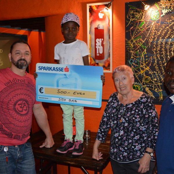 Spendenaktion für Mary aus Ghana - 500 Euro aus Sito-Bar-Feuerzeugverkauf. Foto: Veronika Spielbichler