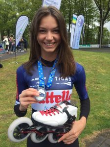 Anna Petutschnigg mit ihrer Silbermedaille vom Europacup-Rennen in Holland. Foto: SC Lattella