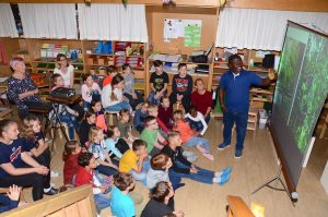 Samuel Kye Pichler hielt für die Kinder der Montessori-Schule in Wörgl einen interessanten Vortrag über Ghana. Foto: Nageler
