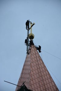 Wörgler Kirchenrenvierung - Festakt Turmkreuz-Aufsteckung am 3. Mai 2019. Foto: Veronika Spielbichler