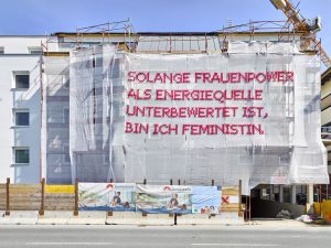 Kunst am Bau: Dieses von Katharina Cibulka gestaltete Staubschutznetz hängt seit 15. Juni 2019 in Wörgl an der Salzburgerstraße. Foto: Energie Tirol_ WESTFotostudio