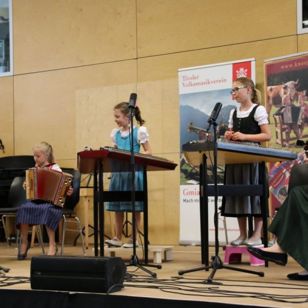 Die Zoigal bei ihrem Auftritt beim Volksmusikabend. Foto: Martin Außerlechner