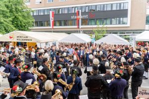 Der traditionelle Stadtfest-Bieranstich fand wieder vor der Volksmusik-Bühne beim Stadtamt statt. Foto: Stefan Ringler