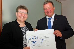 Gesundheitslandesrat Bernhard Tilg mit Ruth Friehe-Leitl vom zuständigen Gewerberecht des Landes Tirol. © Land Tirol/Schwarz