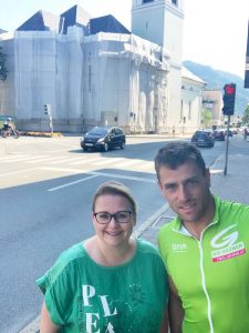 Gebi Mair beim Tour-Stopp in Wörgl mit Grünen-Bezirkssprecherin Iris Kahn. Foto: Tiroler Grüne