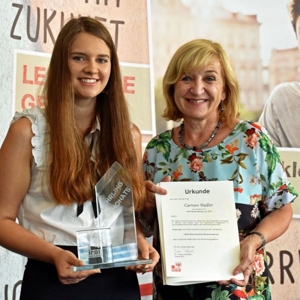 LRin Beate Palfrader gratuliert Carmen Stadler zu ihrem ausgezeichneten Erfolg. © Land Tirol/Huldschiner