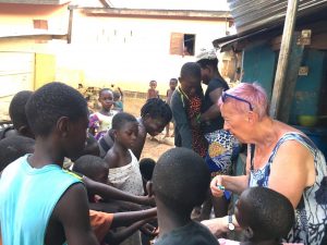 Die Not der Menschen ist nach wie vor groß. Mit Hilfsgütern aus der Heimat hilft Elisabeth Cerwenka den Ärmsten der Armen. Foto: privat