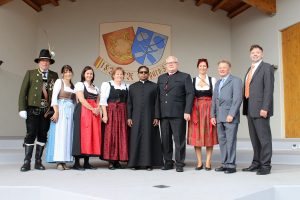 Beim Empfang: Pfarrgemeinderats Obfrau Margreth Osl (4.v.li.), Pfarrprovisor Dr. Binumon John (Mitte), Bgm. Josef Osl (6.v.li.).Foto: Wilhelm Maier