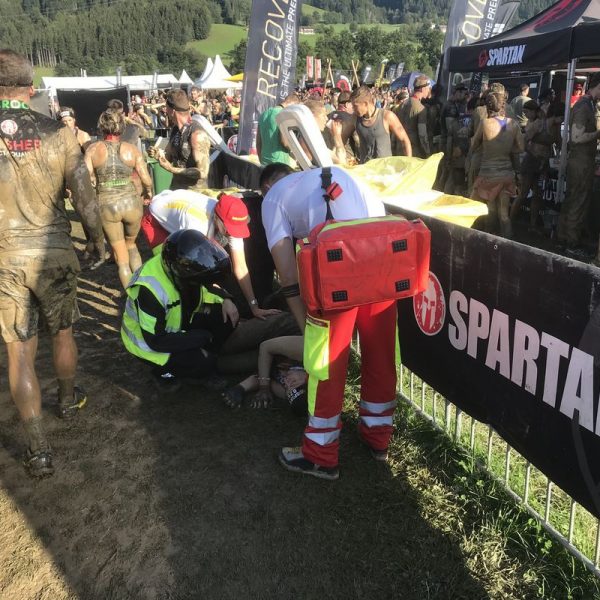 Das Samariterbund beim Sanitätsdienst beim Spartan Race. Foto: Samariterbund Tirol