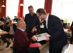 Hermann Gaun wurde für 50-jährige Mitgliedschaft ausgezeichnet. Herbert Frank, Hermann Gaun (50 J.), Philip Wohlgemuth. Foto: Maier