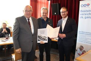 Alfons Putzer (li.) wurde für 60 Jahre Mitgliedschaft ausgezeichnet. Alfons Putzer, Herbert Frank, Philip Wohlgemuth. Foto: Wilhelm Maier