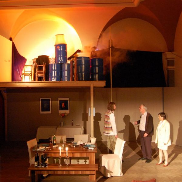 Bühne auf zwei Ebenen im Astnersaal: Biedermann und die Brandstifter. Foto: Spielbichler
