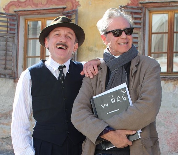Karl Markovics (links) und Regisseur Urs Egger im Oktober 2017 beim Dreh des Spielfilmes "Das Wunder von Wörgl". Foto: Christian Spielbichler