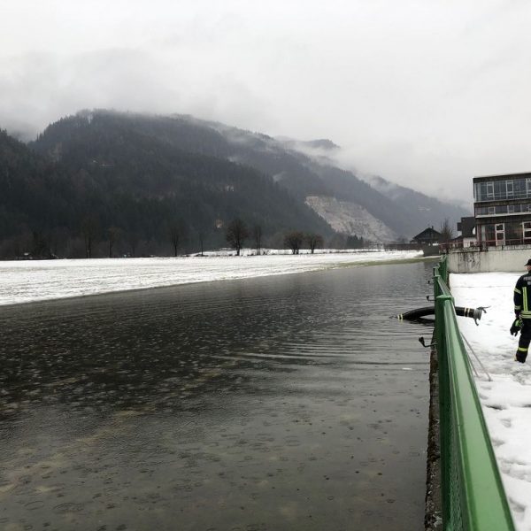 Die Wassermassen bahnten sich den Weg in Richtung Schulzentrum. (Foto © Stadtgemeinde Wörgl)