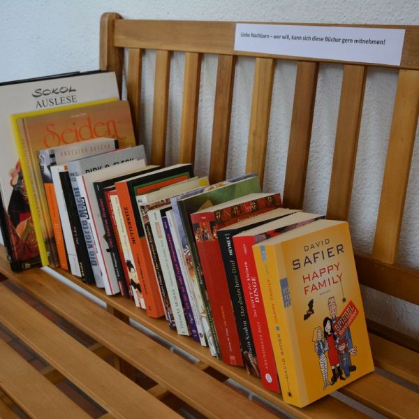 Bücher teilen mit einer Bücherbank vor dem Haus. Foto: Spielbichler
