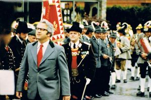Hermann Egger erstmals als Bataillons-Kommandant im Einsatz: 1980 in Brixlegg. Foto: privat - Hermann Egger