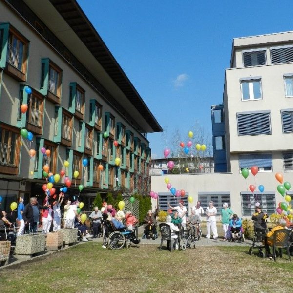 Wollen mit ihrer Luftballonaktion Mut zusprechen: Die Bewohnerinnen und Bewohner des Seniorenheims Wörgl. Foto: Seniorenheim Wörgl