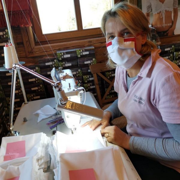 Helene Mayr fertigt die begehrten Schutzmasken aus Trachtenblusen-Stoff. Foto: Netzwerk Handwerk