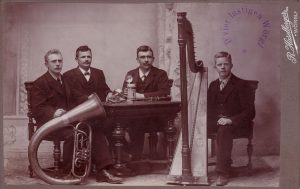 Im Quartett "D´vier lustigen Wörgler“, fotografiert 1911 vom Wörgler Fotografen Raimund Haselberger, ist Michael Unterguggenberger als 2.v.l. zu sehen. Foto: Unterguggenberger Institut