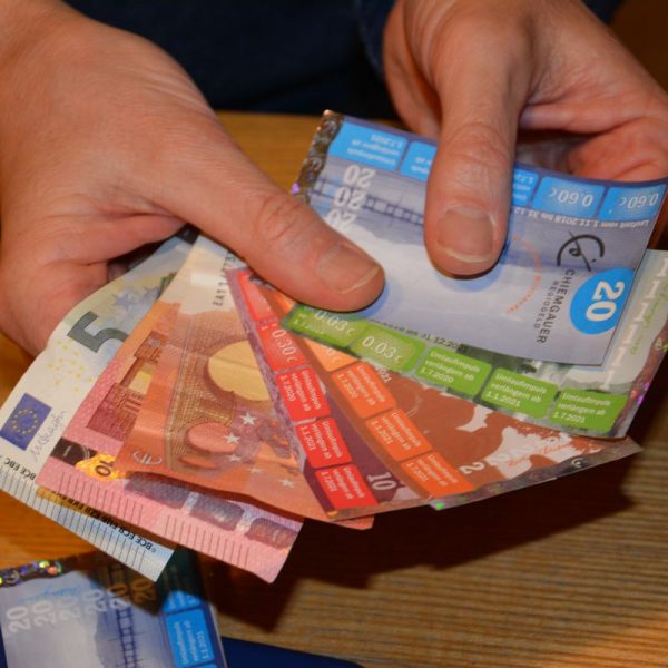 Im Chiemgau ergänzt Regiogeld den Euro. Foto: Unterguggenberger Institut/Veronika Spielbichler