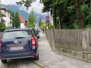 Parkende Autos von Eltern, die ihre Kinder aus der Volksschule abholen, sorgen in der Unterguggenberger Straße immer wieder für Verkehrsprobleme und gefährden die Sicherheit. Foto: Wörgler Grüne