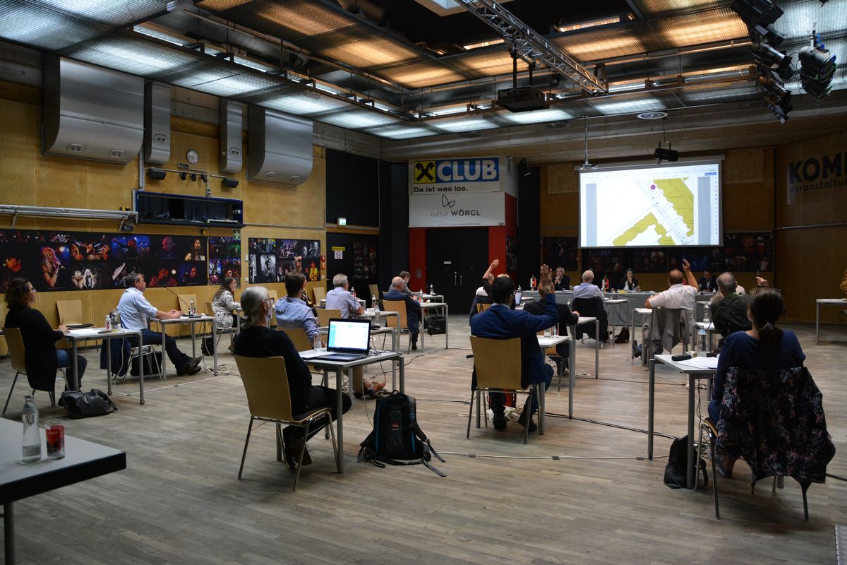Gemeinderatsitzung mit Corona-Abstandsregeln am 2. Juli 2020 im VZ Komma Wörgl. Foto: Veronika Spielbichler