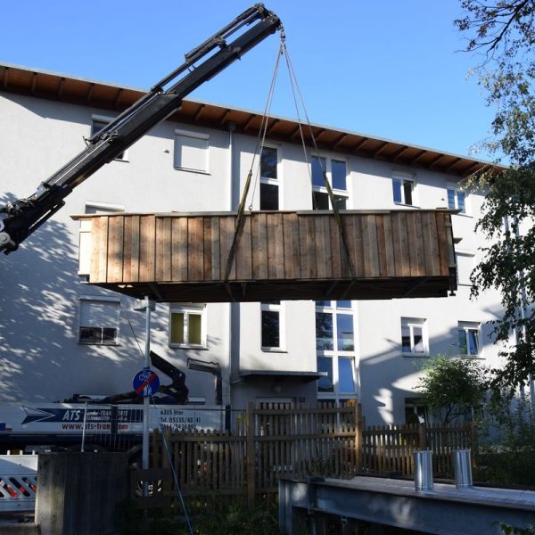 In einem Stück wurde die neue Brücke mittels Kran in die alte Position eingehoben. Foto © Stadtgemeinde Wörgl