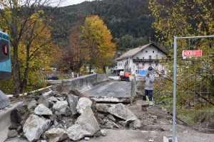 Wird während der Bauarbeiten immer wieder für den Fußgängerverkehr geöffnet: Die in Sanierung befindliche Zehenthofer-Brücke in Bruckhäusl. (Foto © Stadtgemeinde Wörgl)
