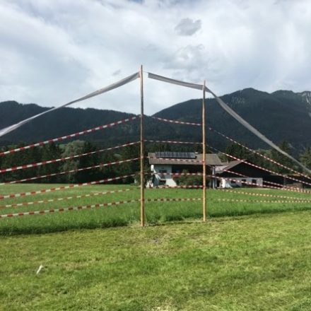 Im Sommer 2020 markierten Kritiker des Hochwasserschutzprojektes vom Land Tirol die künftige Dammhöhe bei Kundl, um auf den massiven Eingriff in die Landschaft aufmerksam zu machen. Foto: Hochwasserinitiative Wörgl