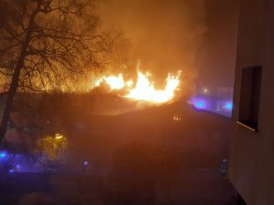 Einen Großeinsatz der Feuerwehren erforderte ein Brand bei der Firma Geotec in der Nacht von 7. auf 8. Dezember 2020. Foto: Stadtgemeinde Wörgl/Madersbacher
