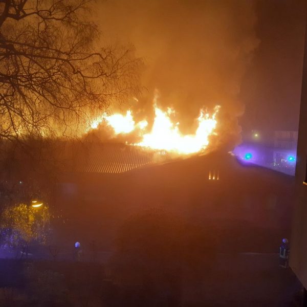 Einen Großeinsatz der Feuerwehren erforderte ein Brand bei der Firma Geotec in der Nacht von 7. auf 8. Dezember 2020. Foto: Stadtgemeinde Wörgl/Madersbacher