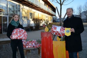 Übergabe der Weihnachtspakete durch Lions-Präsident Mag. Johannes Puchleitner an die Kindergartenleiterin des Kindergartens Mitterhoferweg Sabrina Thurner. (Foto: Veronika Spielbichler)