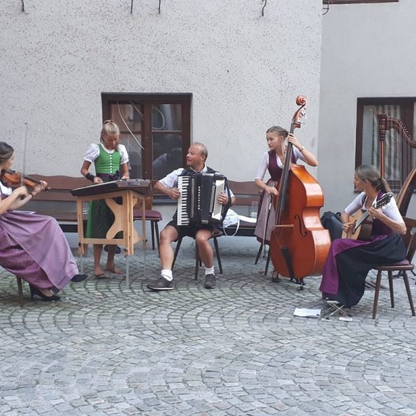 Die Wörgler Familienmusik Puchleitner bei einem Auftritt im Herbst 2020. Foto: privat/Puchleitner