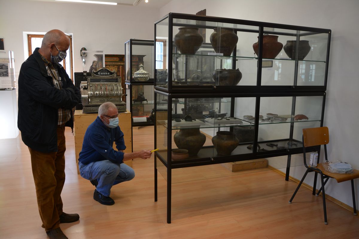 Im September 2020 fand im Heimatmuseum eine Besprechung mit Mag. Wolfgang Sölder, Kustos der Vor- und Frühgeschichtlichen und Provinzialrömischen Sammlungen des Tiroler Landesmuseums Ferdinandeum betreffs die geplante Sonderausstellung Urgeschichte statt. Foto: Veronika Spielbichler