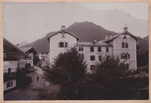 In der 1875 erbauten alten Volksschule wurde im August 1932 das neu gegründete Wörgler Heimatmuseum eröffnet. Foto: Stadtarchiv
